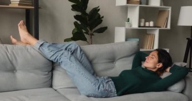 Huzurlu kadın, yumuşak rahat kanepeye uzanıp dinleniyor.