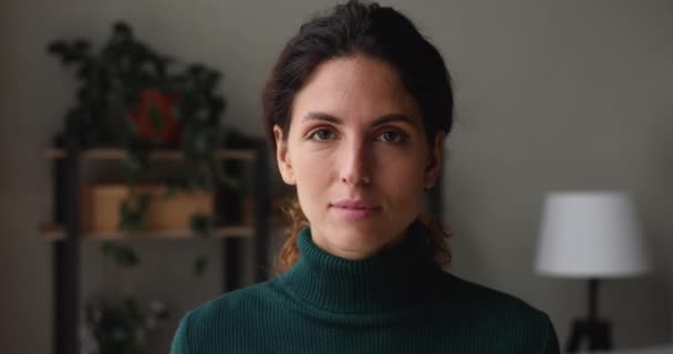 Retrato sonriente mujer de 30 años mostrando en la oreja mirando a la cámara — Vídeos de Stock