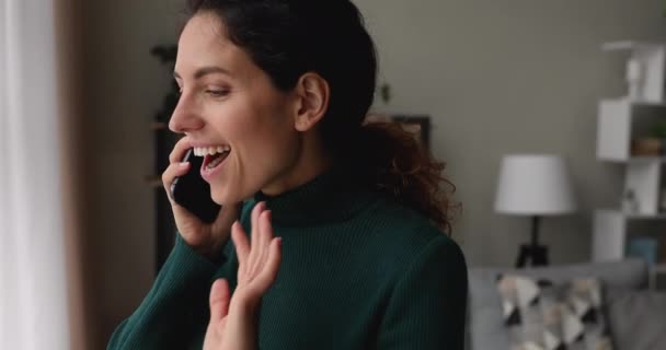 Mujer hablando por teléfono quedarse en casa debido a la cuarentena — Vídeo de stock