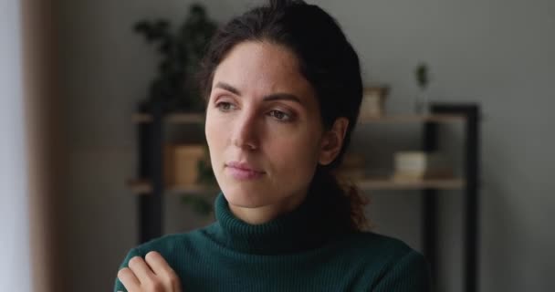 Osamělá žena vypadá zamyšleně hluboko v úzkostných myšlenkách — Stock video