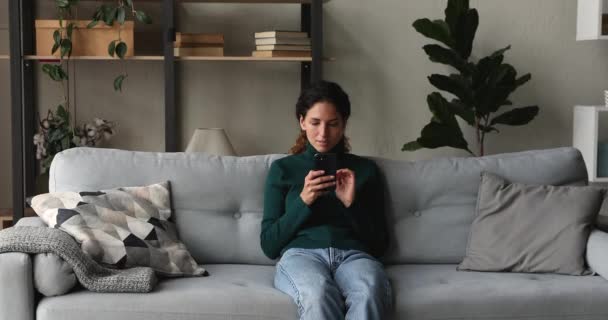 Mulher ler grandes notícias no smartphone se sente animado inacreditável feliz — Vídeo de Stock