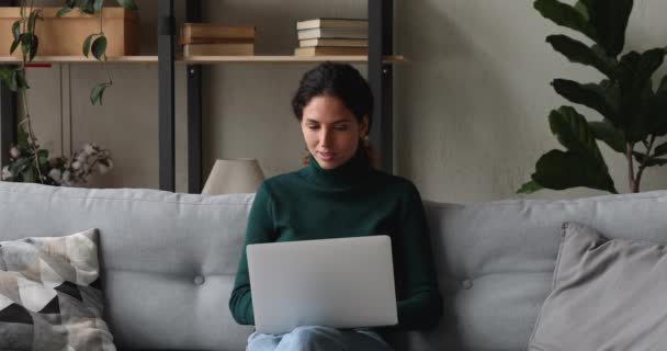 Vrouw zet laptop op ronden praten door videoconferentie call app — Stockvideo