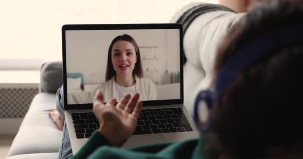 Namoradas falando por videocall, tela do laptop vista sobre ombro feminino — Vídeo de Stock