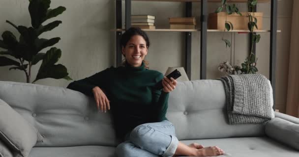 Mulher assistindo programas divertidos na tv inteligente — Vídeo de Stock