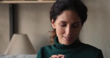 Cep telefonu tutan kadın arkadaşına sesli mesaj bırakıyor.