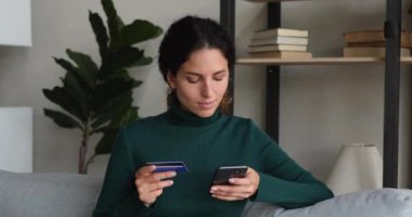 Kadın kredi kartıyla ödeme yaparken sorunlar yaşıyor