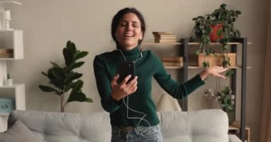 Akıllı telefon tutan kadın vlogger dans videosunu kanal için kaydetti