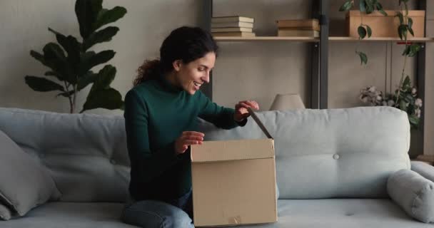 Jovem feliz cliente abertura recebeu caixa de pacote em casa — Vídeo de Stock