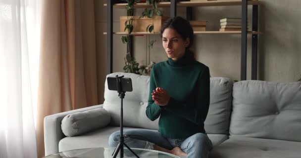 Woman record new educational videovlog for channel using smart phone — Stock Video