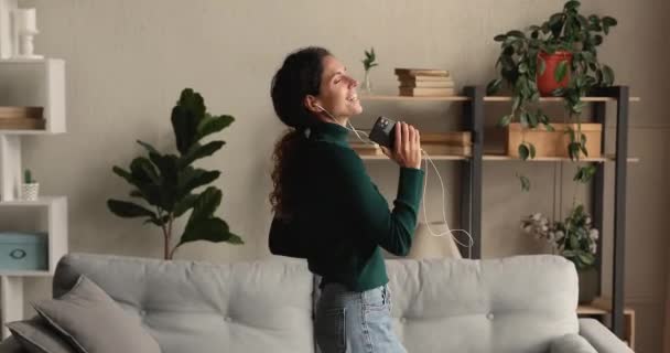 Mujer usar auriculares con cable bailando canto canción disfrutar de fin de semana despreocupado — Vídeo de stock