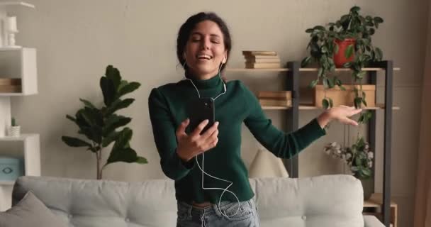 Kvinna vlogger håller smartphone spela in sin dans video för kanal — Stockvideo
