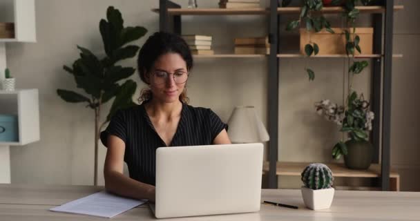 Empresaria enfocada trabajando correspondiendo con cliente corporativo usando laptop — Vídeos de Stock