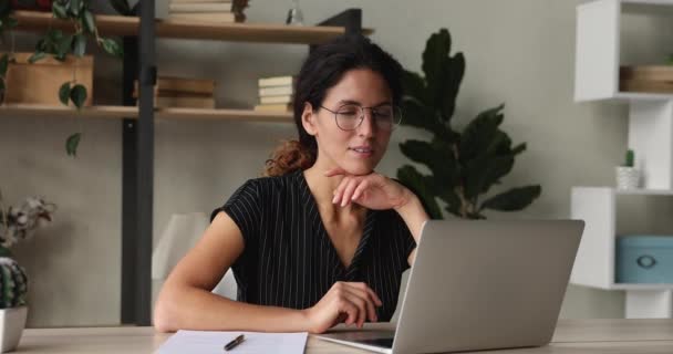 Senhora de negócios atraente sentado na mesa de mensagens de texto no laptop — Vídeo de Stock