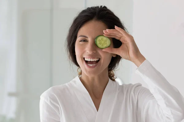 Portret van een gelukkige vrouw met een plakje komkommer — Stockfoto