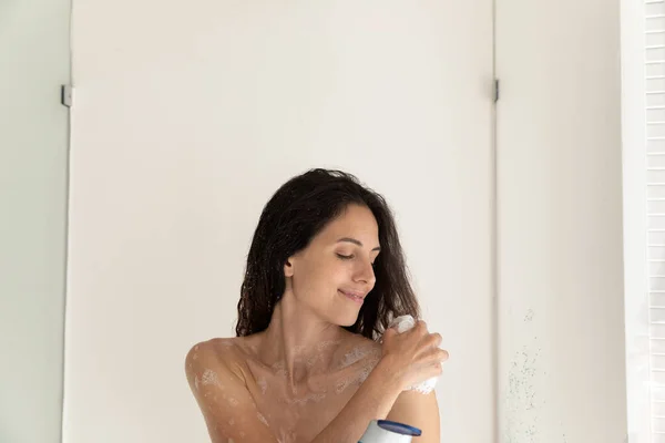 Happy femme laver dans la salle de bain avec gel mousseux — Photo