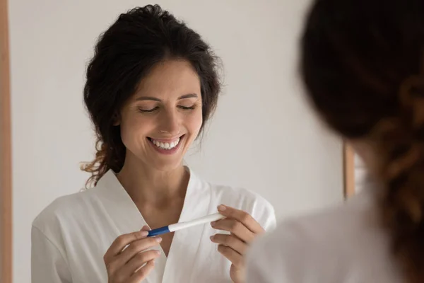 Gelukkige vrouw enthousiast over positieve zwangerschapstest resultaat — Stockfoto