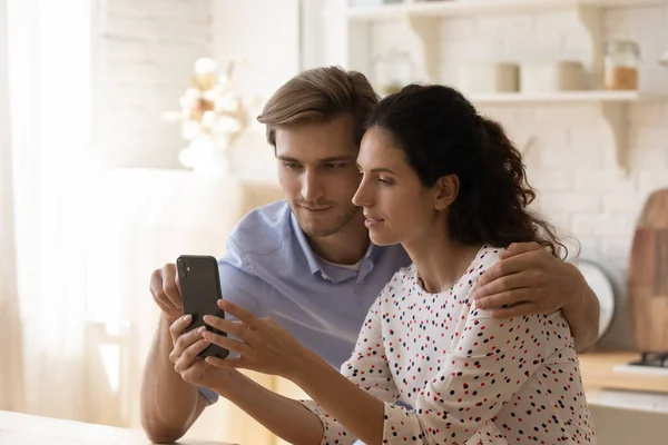 Mladý pár použít mobilní telefon mluvit na video hovor — Stock fotografie