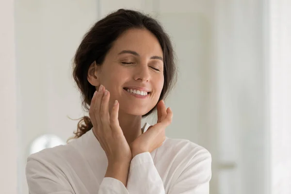 Feliz joven mujer toque saludable brillante piel facial —  Fotos de Stock