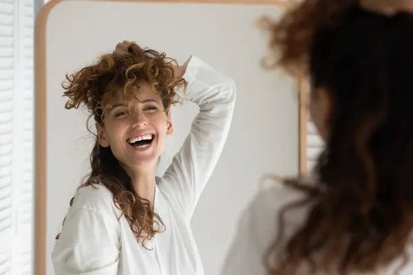 笑顔女性実験とともにヘアスタイルでお風呂 — ストック写真