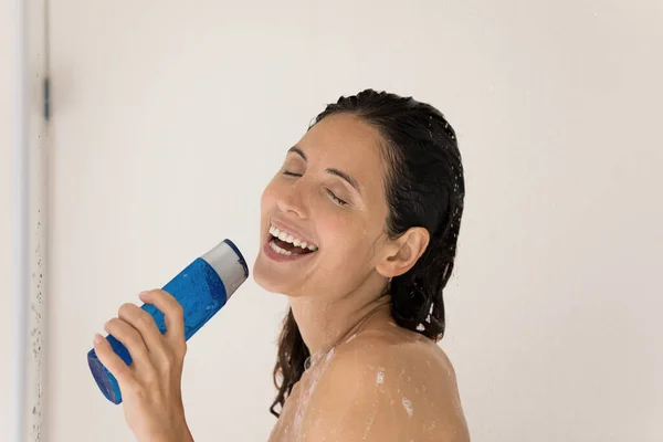 Happy woman take shower singing in home bath — Stock Photo, Image