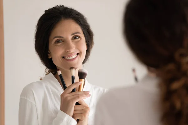 Portret szczęśliwej kobiety do makijażu w łazience — Zdjęcie stockowe
