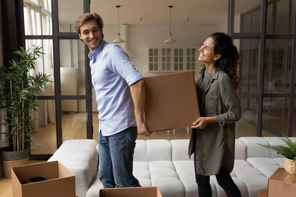 Pareja emocionada mudándose a nuevo apartamento juntos — Foto de Stock