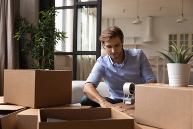 Kafkasyalı adam yapışkan viski kutusu kullanıyor.