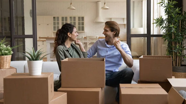 Paquetes de unbox de pareja emocionados que se trasladan a un nuevo hogar — Foto de Stock