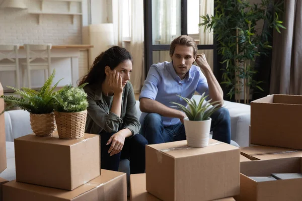 Unhappy couple have fight on moving day to new home — Stock Photo, Image