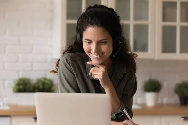 Mujer sonriente en auriculares estudio en línea en el ordenador — Foto de Stock