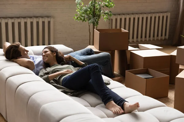 Sonriente hombre y mujer relajarse en el día de mudanza — Foto de Stock