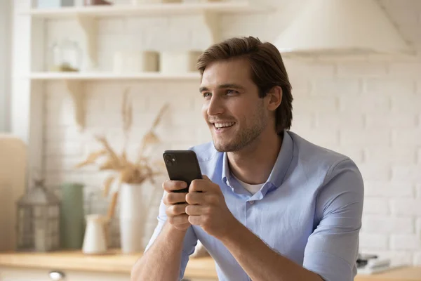 Happy jongeman gebruik smartphone browsen internet — Stockfoto