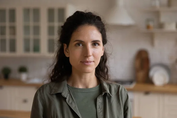 Headshot portrait of young Caucasian woman posing in kitchen — Stock Photo, Image