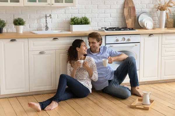 Couple heureux se détendre dans la cuisine boire du café — Photo