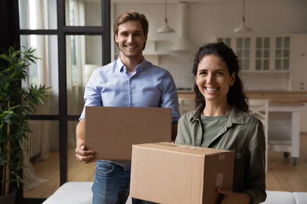 Портрет улыбающейся пары переезжает в новую квартиру — стоковое фото