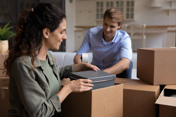 Счастливая пара собирает коробки для переезда в новый дом