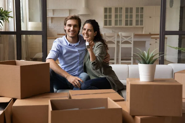 Retrato de pareja feliz mudarse a su propia casa — Foto de Stock