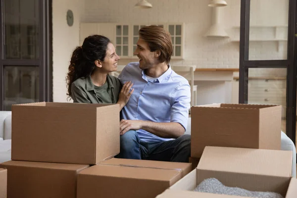 Pareja feliz relajarse en el día de mudanza a un nuevo hogar — Foto de Stock