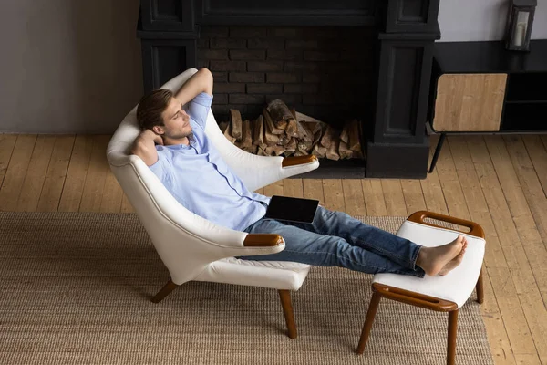 Calma homem caucasiano relaxar na cadeira tomando cochilo — Fotografia de Stock