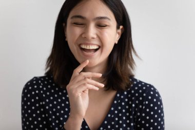 Binlerce yıllık neşeli, gülen Vietnamlı kadının portresi..