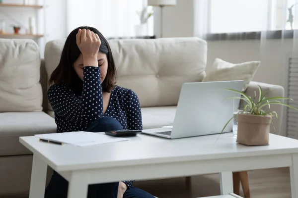 Ongelukkig jonge Koreaanse vrouw voelt zich gestrest over niet genoeg geld. — Stockfoto