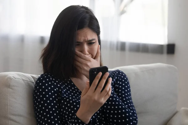 Stresat tânăr coreean asiatic femeie obtinerea e-mail cu vesti proaste . — Fotografie, imagine de stoc