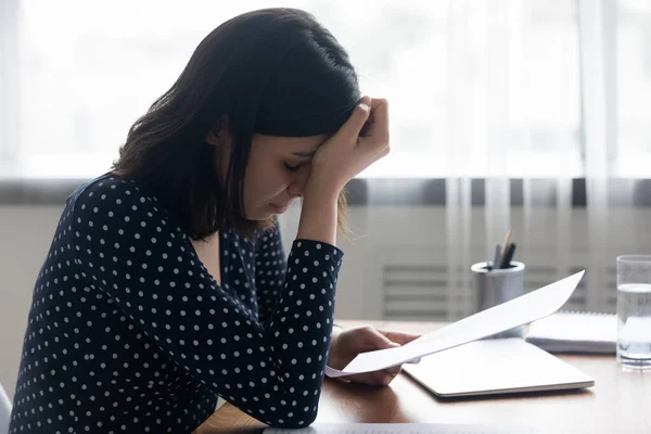 Mujer coreana infeliz estudiante leer exámenes notificación de fracaso. —  Fotos de Stock