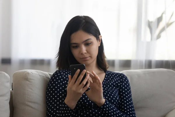 Jovem atraente mulher coreana vietnamita usando aplicativos de telefone móvel. — Fotografia de Stock