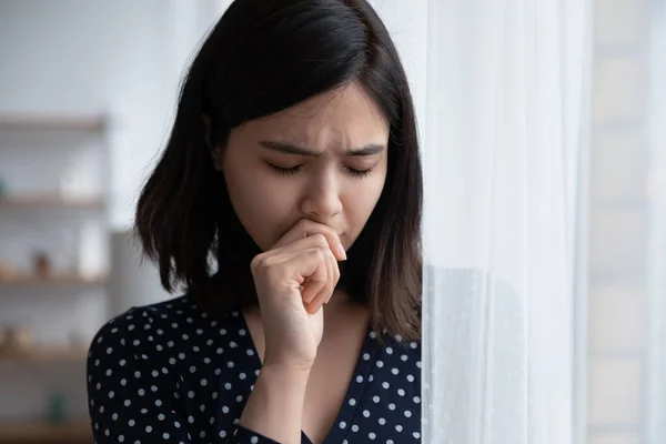 Frustrado jovem vietnamita asiático mulher sofrendo de problemas psicológicos. — Fotografia de Stock