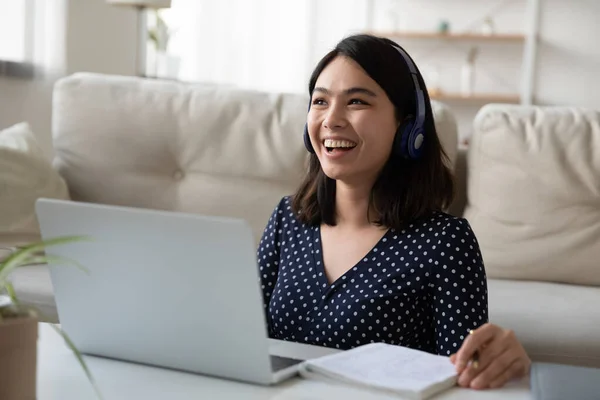 Heureuse femme de race mixte millénaire appréciant l'étude en ligne. — Photo