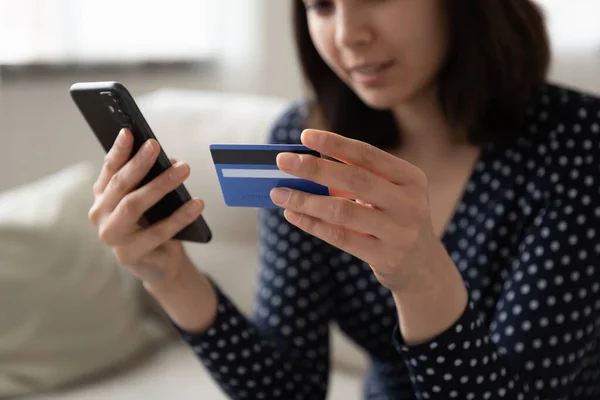 Close up giovane cliente razza mista femminile utilizzando l'applicazione e-banking, — Foto Stock