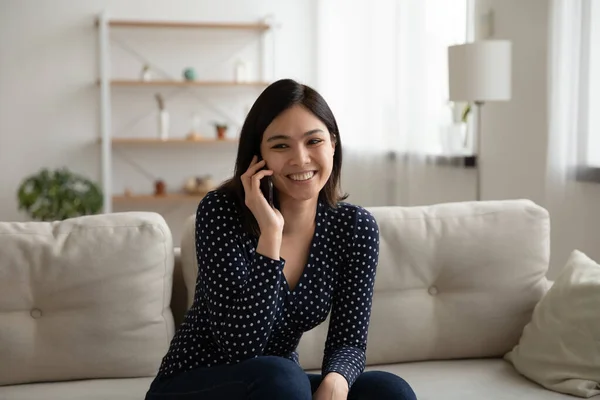 Feliz bela mulher asiática envolvida na conversa de telefone celular. — Fotografia de Stock