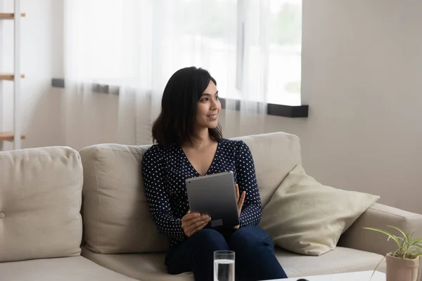 Feliz jovem sonhador asiático etnia bonita mulher usando digital tablet. — Fotografia de Stock