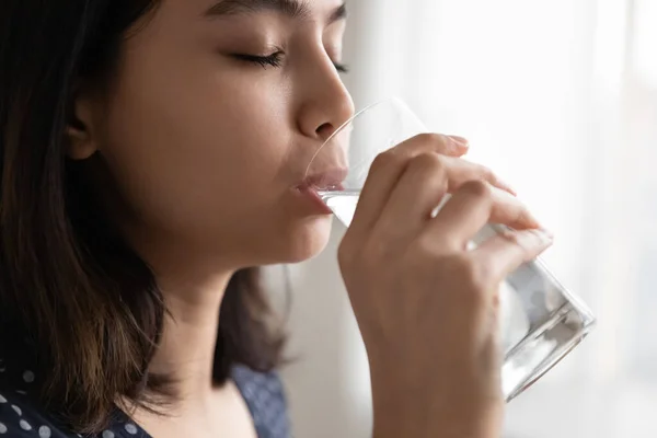 Millennial mulher de raça mista beber água cristalina. — Fotografia de Stock